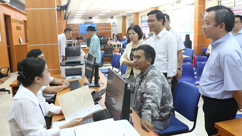 Các đồng chí lãnh đạo tỉnh tới động viên, kiểm tra tại Trung tâm phục vụ hành chính công phường Từ Sơn.