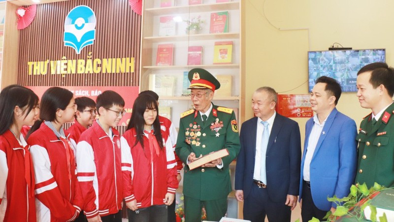 Các đại biểu tham quan khu trưng bày tại Thư viện Bắc Ninh số 1.