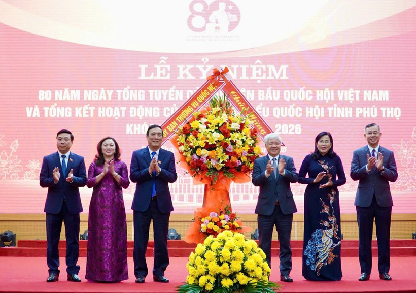 Đồng chí Đỗ Văn Chiến tặng hoa chúc mừng Đoàn Đại biểu Quốc hội tỉnh Phú Thọ.