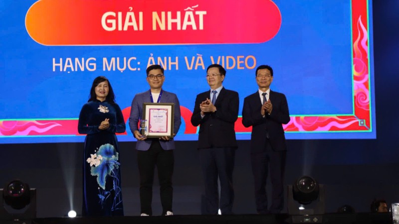 Phó Thủ tướng Chính phủ Mai Văn Chính trao giải Nhất hạng mục ảnh cho tác giả Phạm Ngọc Long Thiên với tác phẩm “Việt Nam kỷ nguyên vươn mình”. 