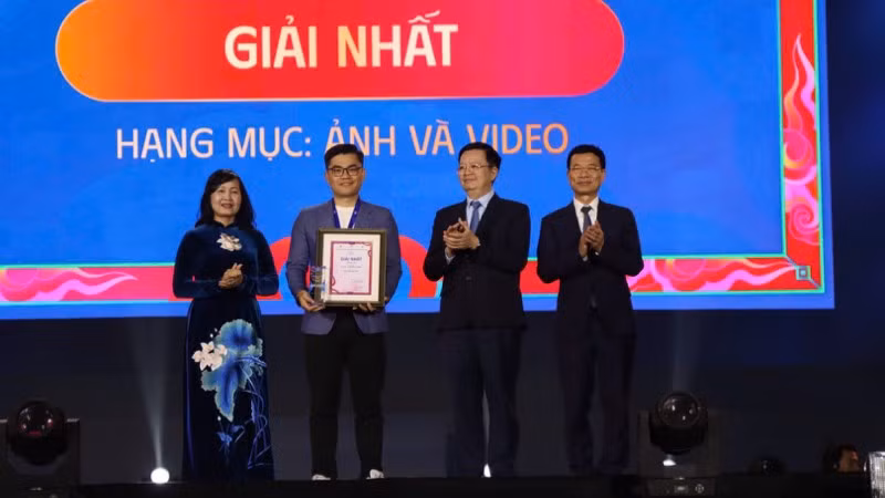 Phó Thủ tướng Chính phủ Mai Văn Chính trao giải Nhất hạng mục ảnh cho tác giả Phạm Ngọc Long Thiên với tác phẩm “Việt Nam kỷ nguyên vươn mình”. 