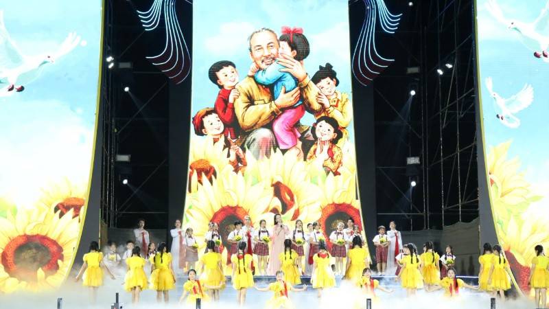 Tiết mục văn nghệ đặc sắc chào mừng Xuân mới tại Bắc Ninh.