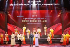 Quang cảnh buổi lễ trao giải báo chí toàn quốc về phòng, chống HIV/AIDS.