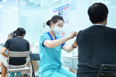 Tiêm vaccine là biện pháp phòng bệnh chủ động giúp giảm thiểu gánh nặng sức khỏe từ các yếu tố nguy cơ.