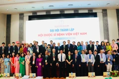 Ban chấp hành Hội Dược sĩ Bệnh viện Việt Nam và các đại biểu dự Đại hội