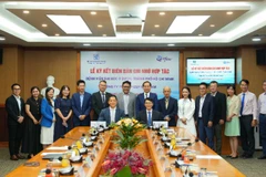 Đại diện Bệnh viện Đại học Y Dược TP Hồ Chí Minh và Pfizer Việt Nam ký kết Biên bản ghi nhớ