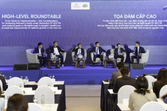 Một phiên tọa đàm cấp cao tại Diễn đàn "Đối mới sáng tạo trong lĩnh vực y tế".