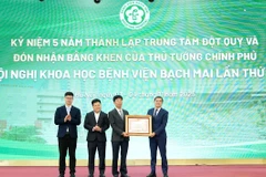 Thứ trưởng Y tế Trần Văn Thuấn trao Bằng khen của Thủ tướng Chính phủ tặng Trung tâm Đột quỵ Bệnh viện Bạch Mai.