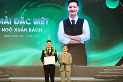 Giáo sư, tiến sĩ Trần Văn Thuấn, Thứ trưởng Y tế, Chủ tịch Hội đồng Y khoa quốc gia, Trưởng ban chỉ đạo Cuộc thi "Tôi khỏe đẹp hơn" lần thứ 4 - trao giải Đặc biệt cho ứng viên Ngô Xuân Bách đến từ Hà Nội.