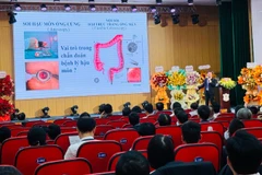 Các đại biểu nghe báo cáo và trao đổi, cập nhật những pháp điều trị mới.