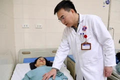 Bác sĩ kiểm tra, đánh giá tình trạng người bệnh sau phẫu thuật