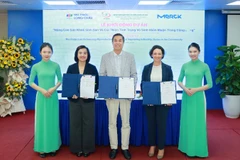 Đại diện các đon vị ký kết hợp tác khởi động dự án nhằm nâng tầm chăm sóc sức khỏe sinh sản trong cộng đồng.