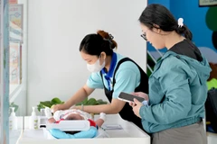Đang trong giai đoạn giao mùa và thời tiết cực đoan, các chuyên gia y tế khuyến cáo các bậc phụ huynh cần chủ động thực hiện các biện pháp dự phòng và tiêm vaccine cho trẻ.