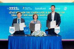 Đại diện Hệ thống nhà thuốc và trung tâm tiêm chủng Long Châu, Mayoly và VnADA ký kết hợp tác chiến lược, khởi động dự án “Tầm soát sức khỏe trí nhớ và tập trung”. 