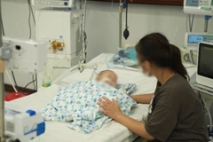 Cháu bé đang được theo dõi, chăm sóc tại Bệnh viện Nhi Hà Nội.