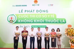 Tặng hoa Hội đồng Giám khảo.