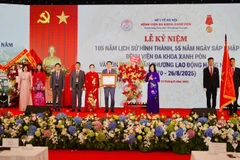 Bộ trưởng Y tế Đào Hồng Lan trao Huân chương Lao động hạng Nhất tặng Bệnh viện đa khoa Xanh Pôn.