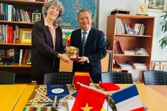 TS. Florence VEBER, Giám đốc Hợp tác Quốc tế của AP-HP trao đổi với Giáo sư, tiến sĩ Lê Ngọc Thành (bên phải) và đoàn công tác.