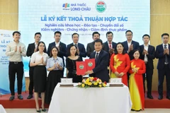 Lễ ký kết thỏa thuận hợp tác giữa Long Châu và Viện Kiểm nghiệm an toàn vệ sinh thực phẩm quốc gia.