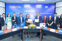 Đại diện Hệ thống nhà thuốc Long Châu ký kết hợp tác cùng đại diện Vitabiotics (Anh). 