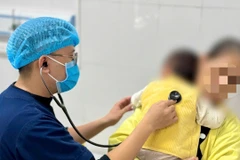 Thăm khám cho trẻ bị cúm tại Bệnh viện Bệnh nhiệt đới Trung ương.