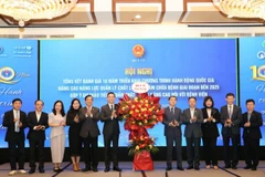 Lãnh đạo Bộ Y tế tặng hoa chúc mừng những thành quả sau 10 năm triển khai “Chương trình hành động quốc gia nâng cao năng lực quản lý chất lượng khám chữa bệnh giai đoạn đến 2025”.