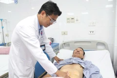 Bác sĩ kiểm tra, đánh giá kết quả sau ca mổ.