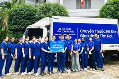 Long Châu trao 1 tấn thuốc hỗ trợ người dân Khánh Hoà