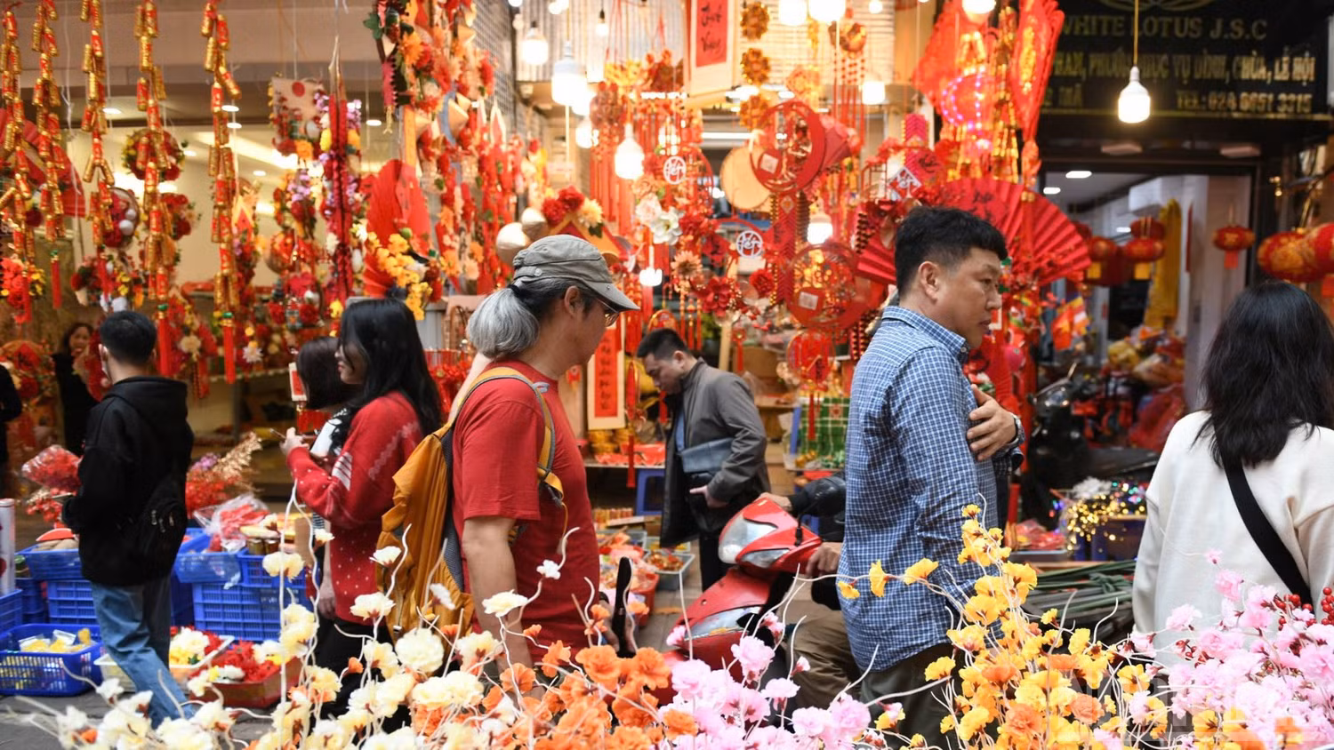 Du khách khám phá phố Hàng Mã (Hà Nội) dịp Tết. (Ảnh: THÀNH ĐẠT)