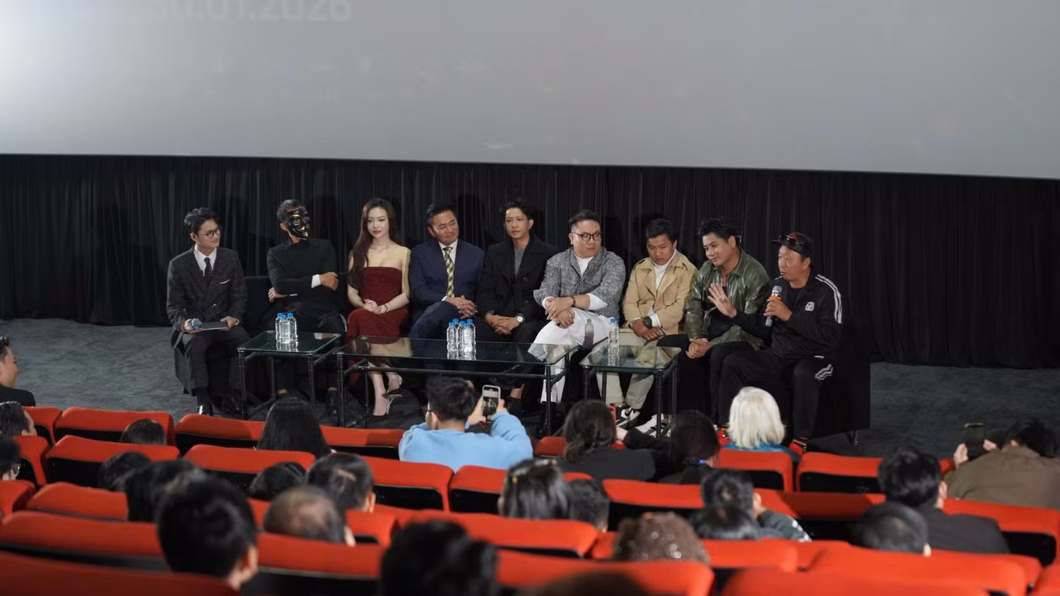 Đoàn làm phim chia sẻ về quá trình ghi hình trong buổi giới thiệu tác phẩm diễn ra vào ngày 10/1 tại Hà Nội vừa qua. (Ảnh: BTC)