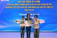 Đồng chí Trương Mỹ Hoa, nguyên Bí thư Trung ương Đảng, nguyên Phó Chủ tịch nước trao học bổng dự án “Chắp cánh ước mơ” cho 2 em học sinh dân tộc thiểu số, Đồn Biên phòng Pha Long.