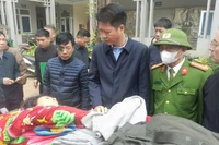 Đồng chí Nguyễn Thế Phước, Phó Chủ tịch Thường trực Ủy ban nhân dân tỉnh Lào Cai thăm hỏi các nạn nhân bị thương trong vụ tai nạn.