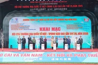 Các đại biểu thực hiện nghi thức khai mạc hội chợ.