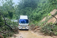 Sạt lở đất trên Quốc lộ 4D từ phường Lào Cai đi xã Mường Khương.