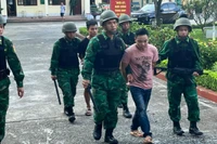 Bộ đội Biên phòng Lào Cai áp giải các đối tượng phạm tội đưa người nhập cảnh trái phép.