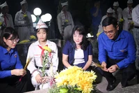 Các đại biểu thắp nến tri ân các Anh hùng liệt sĩ.