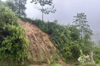 Mưa lớn gây sạt lở đất đá trên các tuyến đường.
