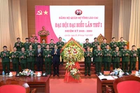 Đại biểu cấp trên tặng hoa chúc mừng Ban chấp hành Đảng bộ Quân sự tỉnh Lào Cai, nhiệm kỳ 2025-2030.