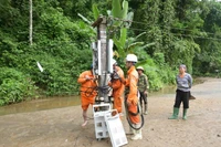 Cán bộ điện lực Lào Cai khắc phục sự cố do thiên tai.