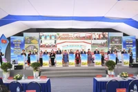 Phó Thủ tướng Chính phủ Phạm Thị Thanh Trà cùng các đại biểu nhấn nút khởi công xây dựng 4 trường nội trú liên cấp trên địa bàn tỉnh Lào Cai.