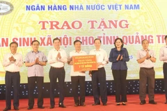 Lãnh đạo Ngân hàng Nhà nước trao biển tặng kinh phí cho tỉnh Quảng Trị thực hiện công tác an sinh xã hội. 