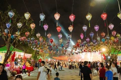 Không gian Tết ở phố Hoàng Hữu Chấp trở nên nhộn nhịp, ấm áp.