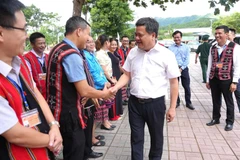 Chủ tịch Ủy ban nhân dân tỉnh Quảng Trị Trần Phong thăm, động viên các cán bộ ở xã La Lay. 