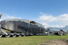 Hiện vật máy bay C119 vừa được đưa về để lắp ráp, trưng bày đón khách ở Di tích sân bay Tà Cơn.