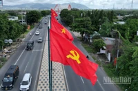 Thành phố Hồ Chí Minh những ngày này rực rỡ cờ hoa, biểu ngữ. Sắc đỏ thiêng liêng của cờ Tổ quốc tung bay trong gió, không chỉ làm bừng sáng diện mạo “siêu đô thị”, mà còn thắp lên trong lòng mỗi người dân niềm tự hào của dân tộc.