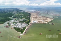 Từ trên cao nhìn xuống Mũi Đồng Tranh, khung cảnh công trường khu đô thị lấn biển ở xã Cần Giờ-Vinhomes Green Paradise hiện lên sống động. Những dải đất mới đang vươn ra phía biển, xen giữa là hàng trăm hecta san lấp với tàu hút bùn, sà lan, cần cẩu hoạt động tấp nập.