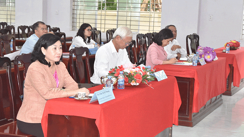 Đồng chí Châu Thị Mỹ Phương, Phó Bí thư Tỉnh ủy, Chủ tịch Hội đồng nhân dân tỉnh Tiền Giang dự nghe hoạt động thử nghiệm mô hình chính quyền cấp xã mới. anh-2.gif