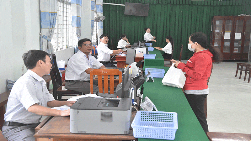 Các cán bộ ở Bộ phận hành chính công tại xã Bình Trưng giải thích và giải quyết hồ sơ rất nhanh. anh-4.gif