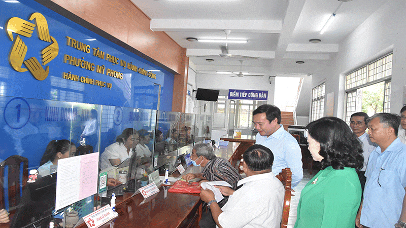 Đoàn công tác đến kiểm tra Trung tâm phục vụ hành chính công phường Mỹ Phong.