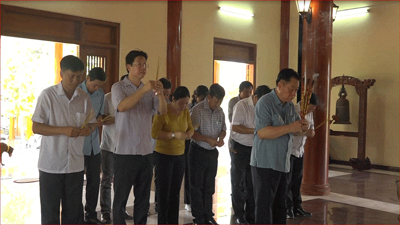 Đồng chí Nguyễn Trọng Nghĩa cùng lãnh đạo địa phương dâng hương tại Đền thờ liệt sĩ Gò Công. anh-3-8334.gif